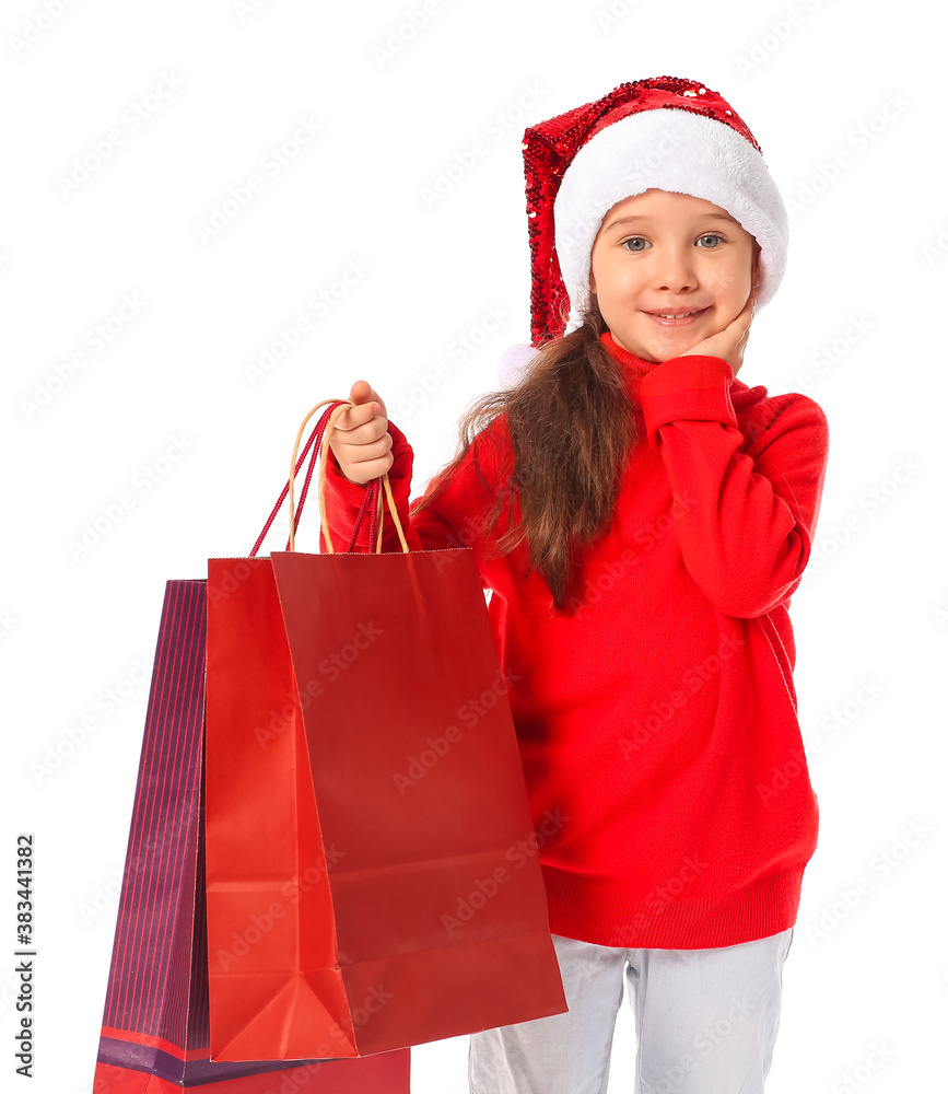 戴着圣诞老人帽，白色背景带着购物袋的可爱小女孩