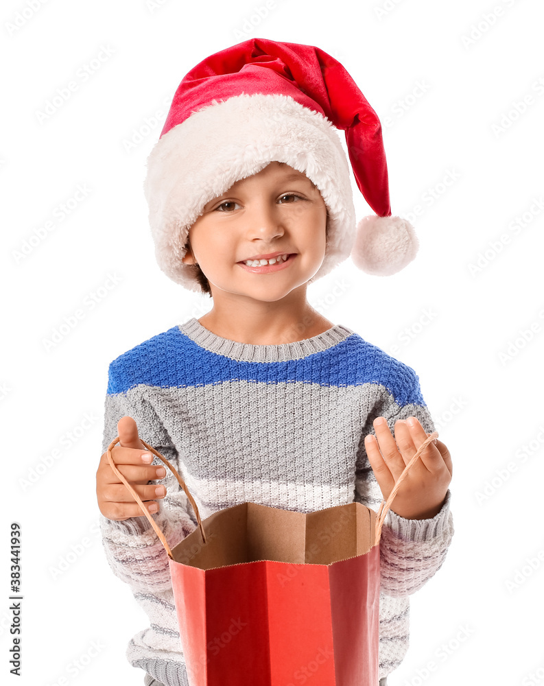 戴着圣诞老人帽，白色背景带着购物袋的可爱小男孩