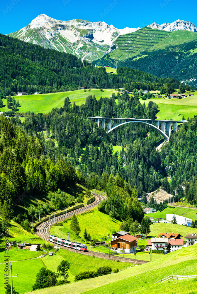 奥地利阿尔卑斯山脉布伦纳铁路的区域列车