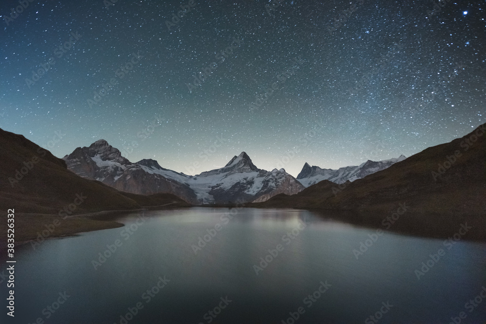 瑞士阿尔卑斯山脉巴查尔普西湖令人难以置信的夜景。米特尔赫Wetterhorn的雪峰