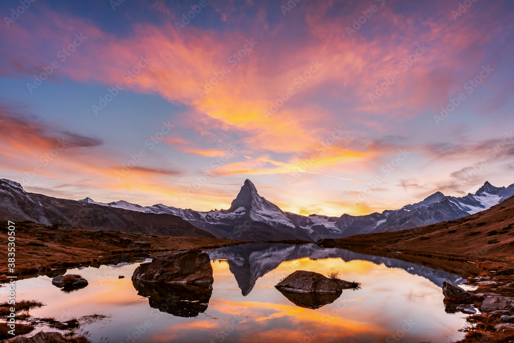 瑞士阿尔卑斯山的马特宏峰-塞尔维诺峰，在斯特利塞湖上令人难以置信的五彩缤纷的日落。采尔马特雷斯