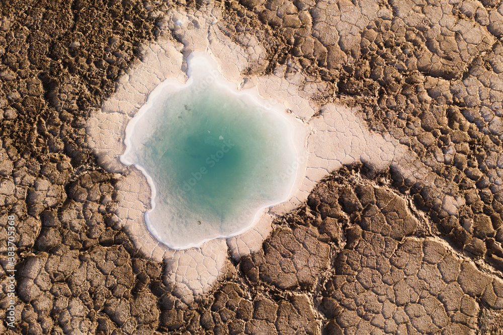 中国青海干旱地区的盐池。
