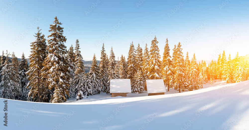 雪山木屋的奇妙冬季景观全景。圣诞假期