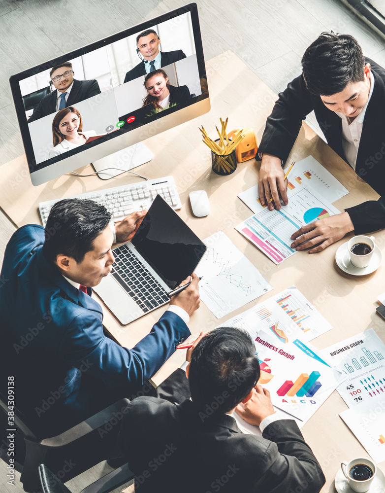视频通话小组商务人员在虚拟工作场所或远程办公室开会。远程工作会议