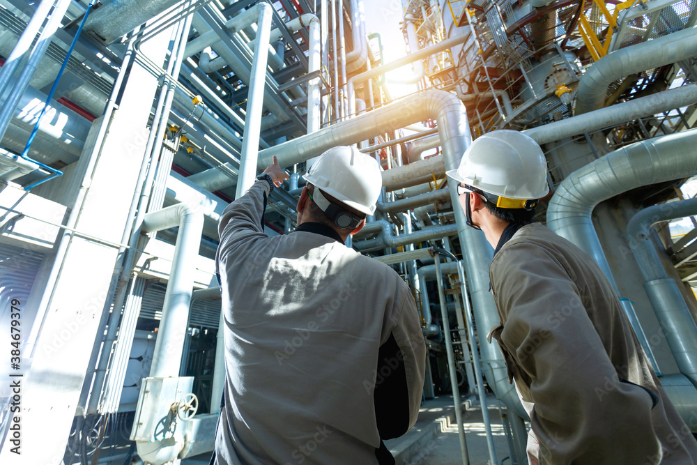 工业工程师或工人在石油和天然气炼油厂检查工业区的管道
1485179976,首字母AA，极简主义模板概念设计矢量。
