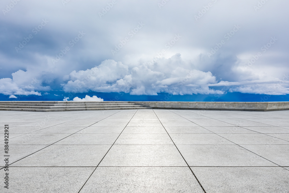 空旷的广场地板和天空云朵景观的山峰。