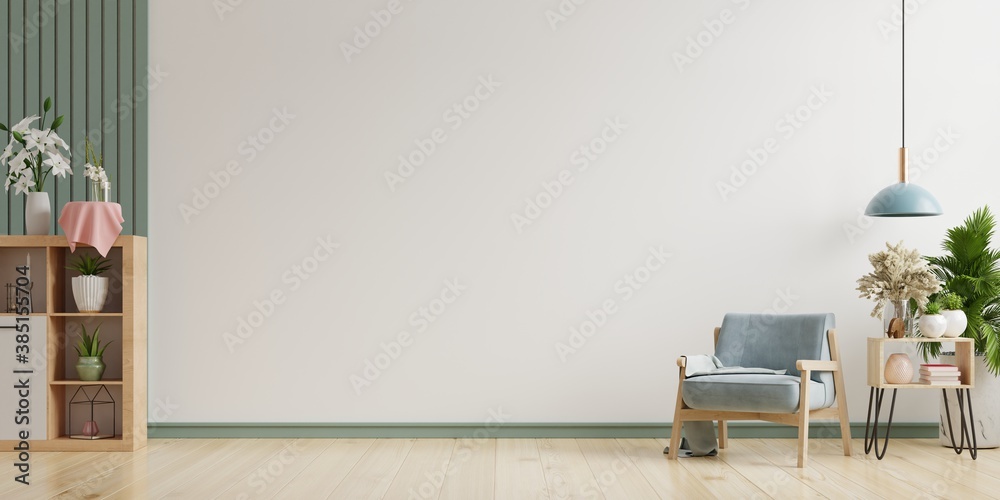 室内有一把扶手椅，背景是空的白墙。