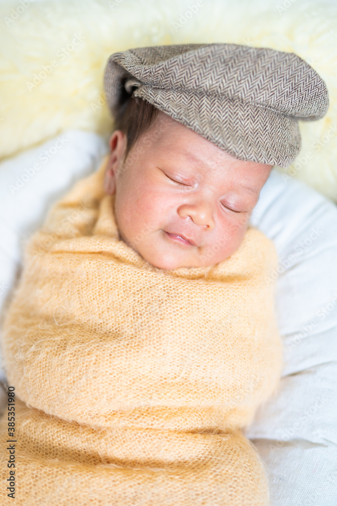 穿着戏服的新生儿睡在婴儿箱里