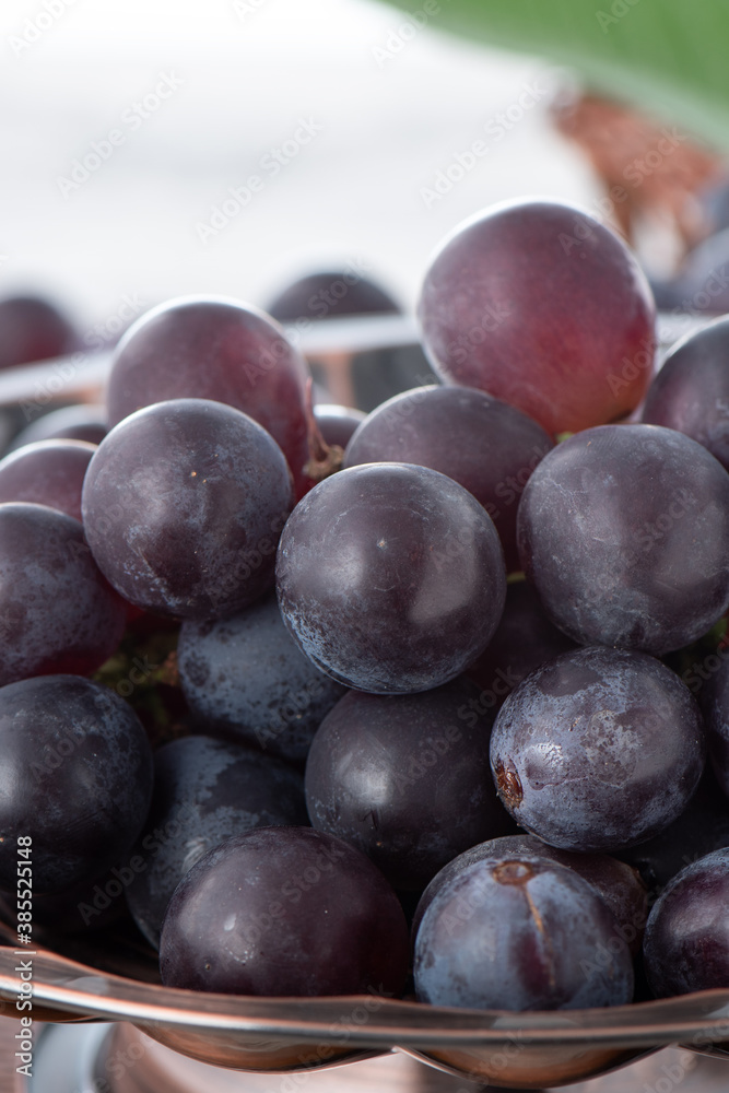 木桌背景上一串葡萄和水果的特写。