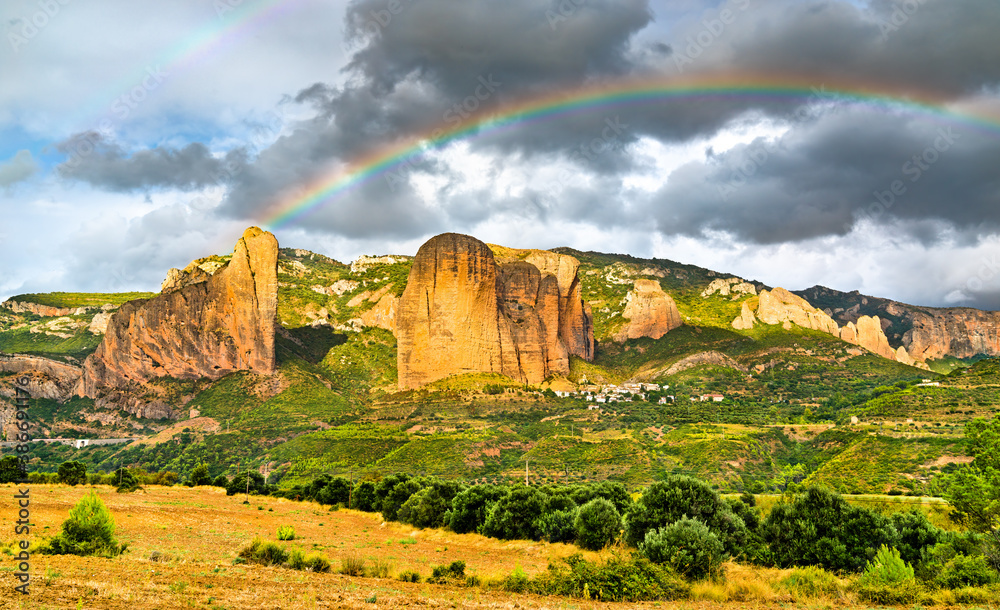 在西班牙韦斯卡-阿拉贡的Mallos de Riglos之上的彩虹，砾岩岩层