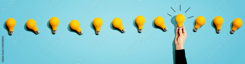 许多黄色灯泡-创意和创意主题