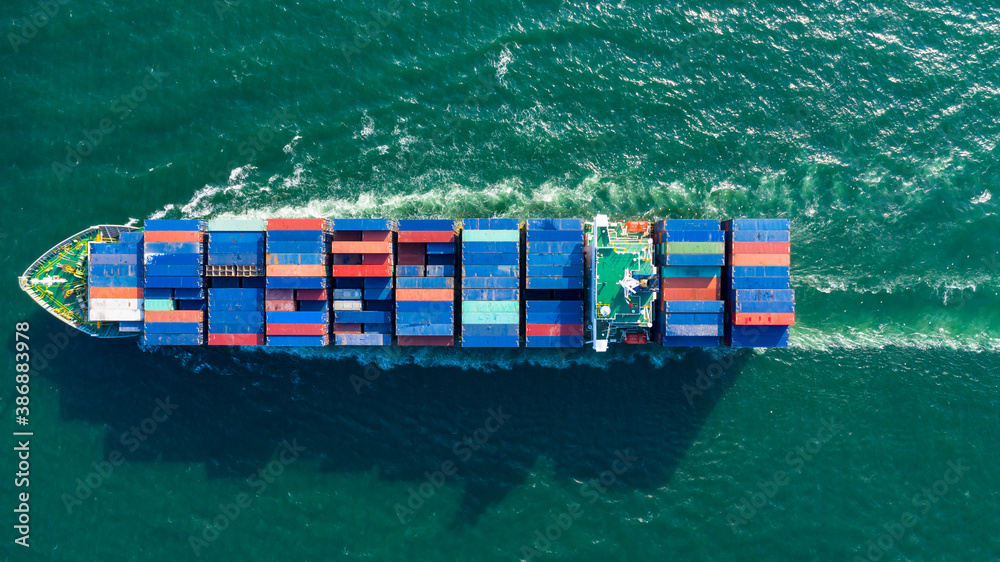 鸟瞰集装箱船运载集装箱箱全球商业货运商业