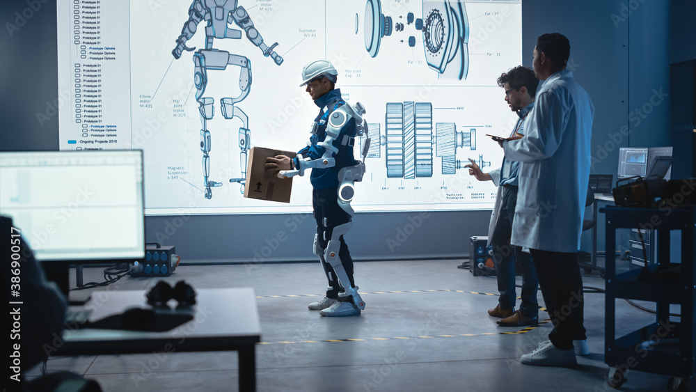 在开发实验室：工程师与人一起观看机器人外骨骼原型演示