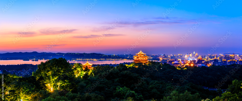中国杭州西湖城皇阁景观。