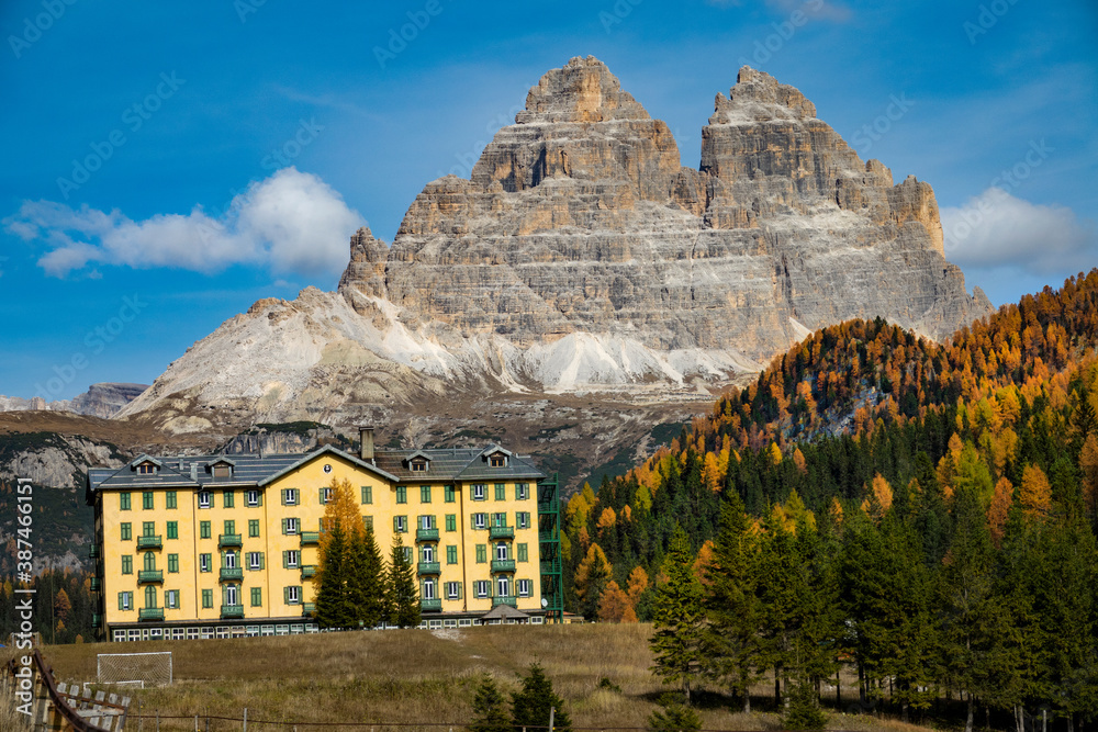 色彩缤纷的森林和平静的湖畔酒店俯瞰群山