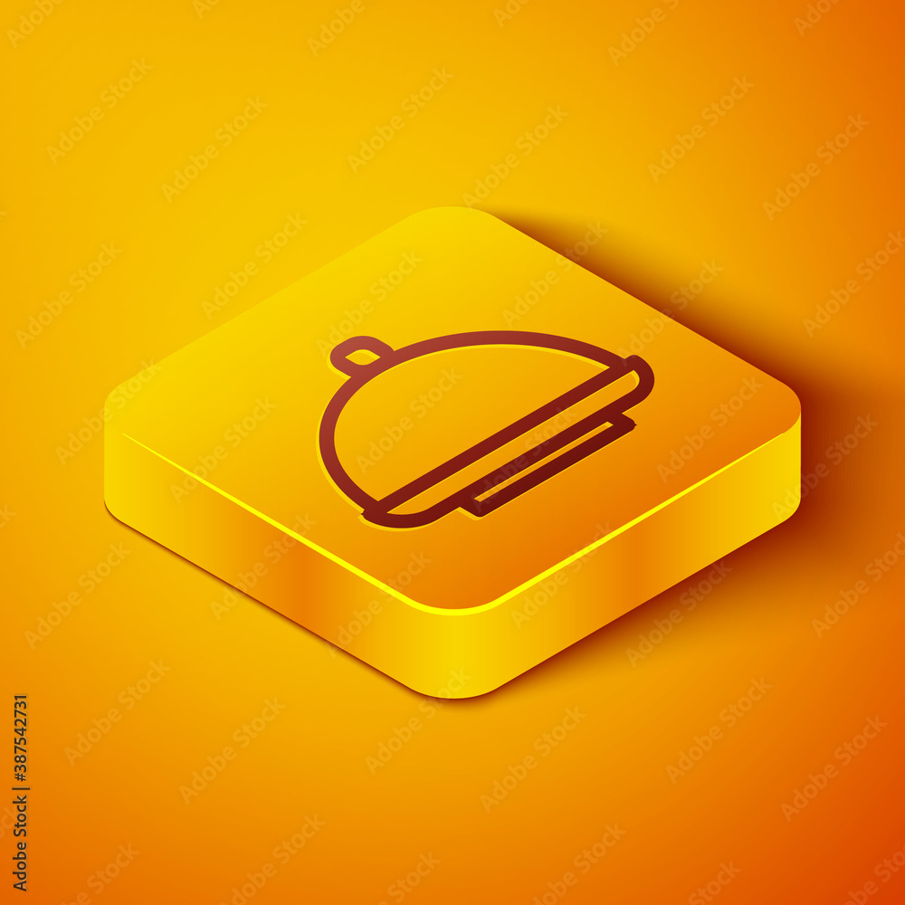 等距线，覆盖着橙色背景上隔离的托盘食品图标。托盘和盖子标志。Re