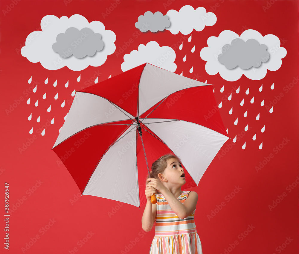 在彩色背景上有雨滴的多云天空下，惊讶的小女孩撑着伞