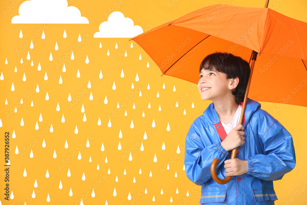 可爱的小男孩穿着雨衣，打着雨伞，背景是画出的雨滴