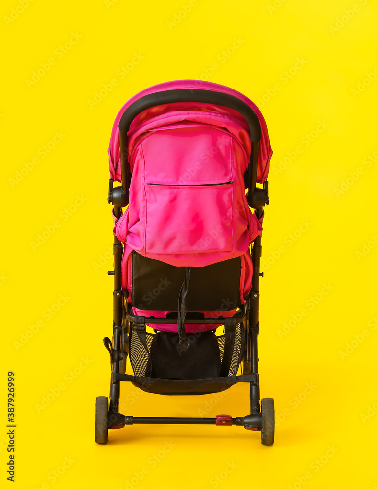 彩色背景的现代婴儿推车