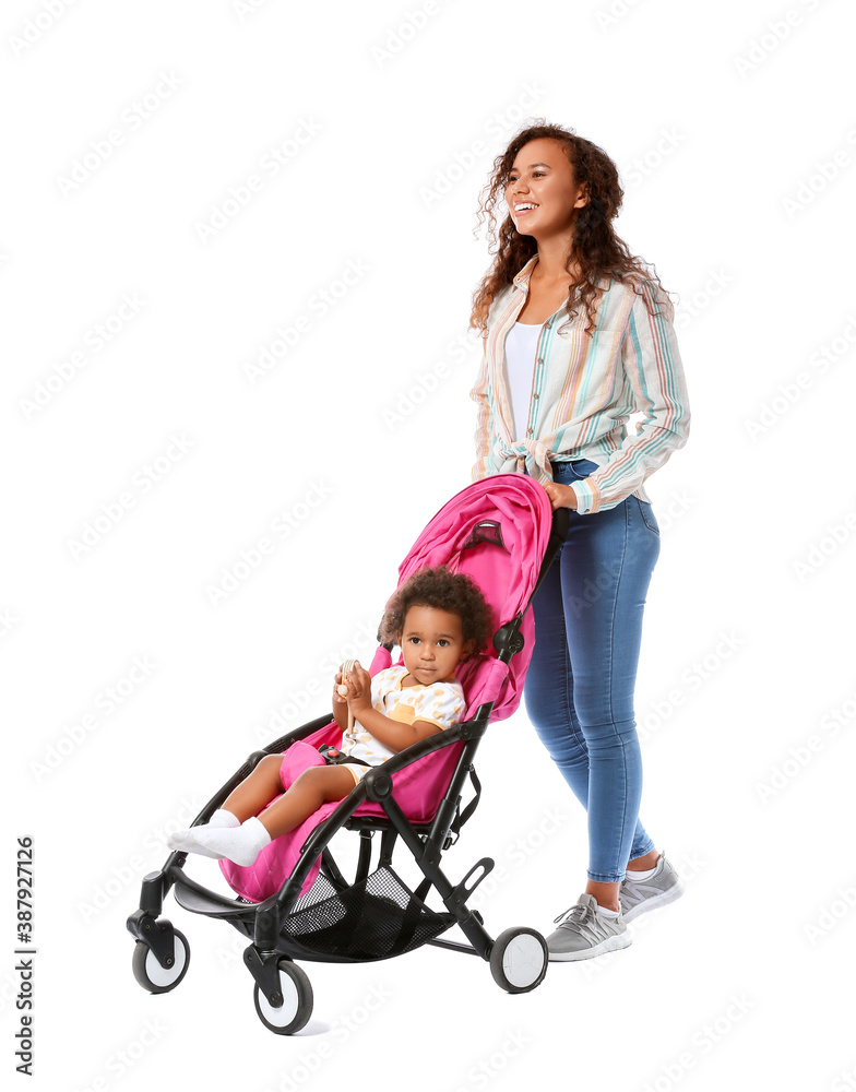 白人背景下，一名非洲裔美国妇女和她婴儿车里的可爱婴儿