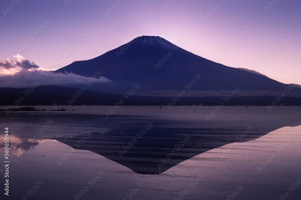 傍晚的平静气氛，秋色的富士山和日落后的山中湖