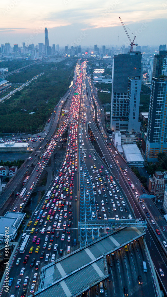 鸟瞰城市交通拥堵，大都市高峰时段交通拥堵。
