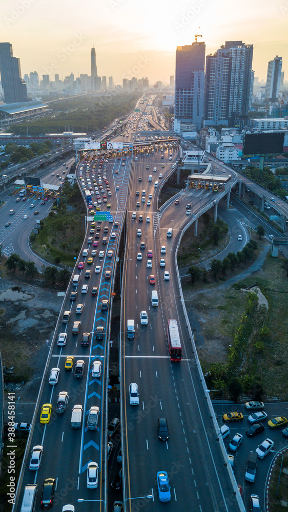 鸟瞰城市交通拥堵，日落时大都市高峰时段交通拥堵。