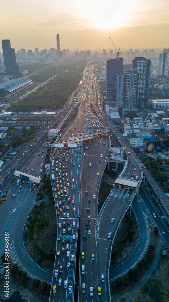 鸟瞰城市交通拥堵，日落时大都市高峰时段交通拥堵。