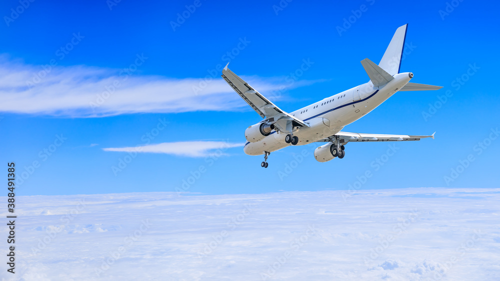 商用飞机在蓝天白云之上飞行。