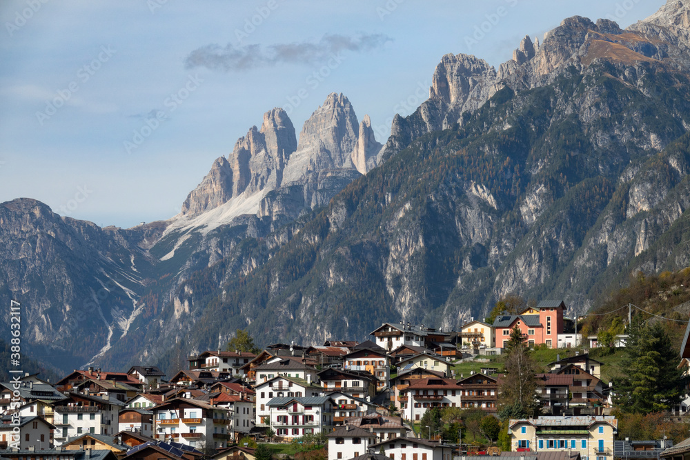 特写：多洛米蒂山脉山脊下乡村建筑的如画景色。