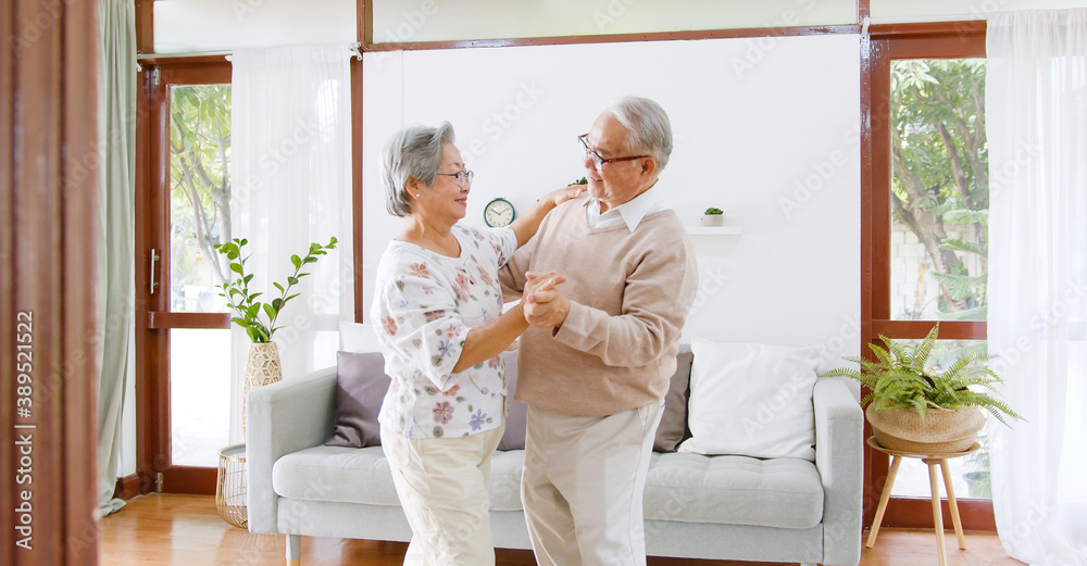 亚洲老年夫妇喜欢在家跳舞放松，老年退休生活方式理念