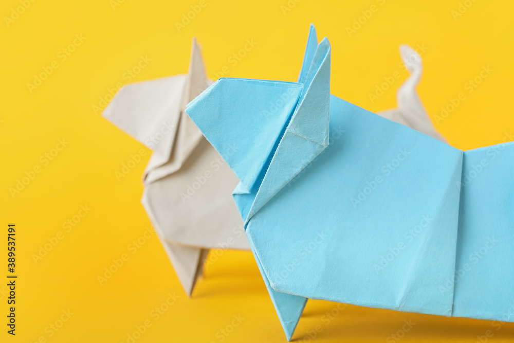 彩色背景上折纸公牛作为2021的象征