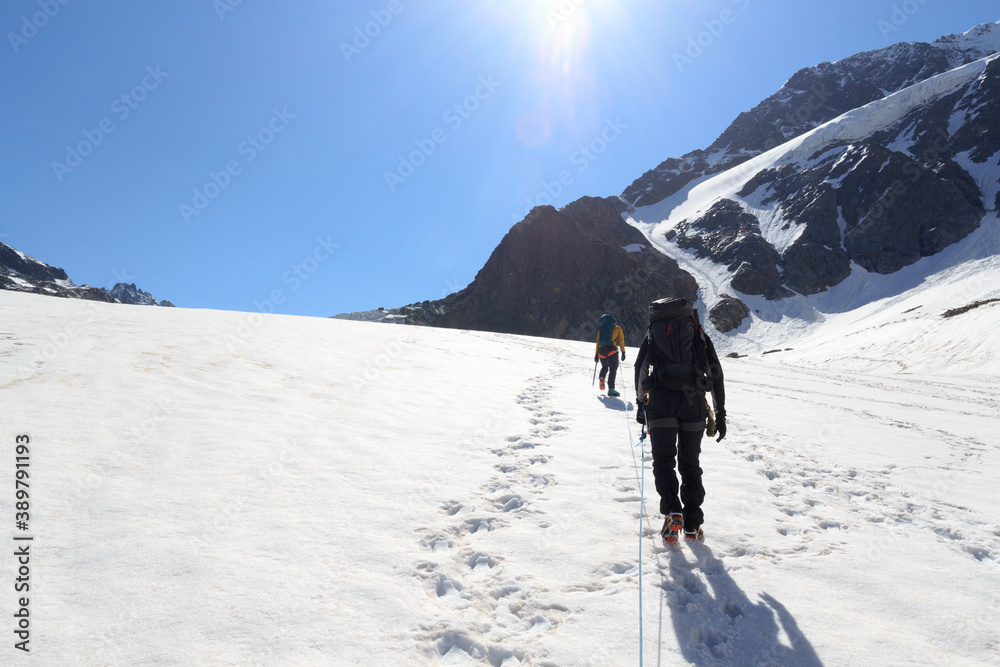 在Taschachferner冰川上用冰爪进行绳索登山，并用blu拍摄高山雪全景