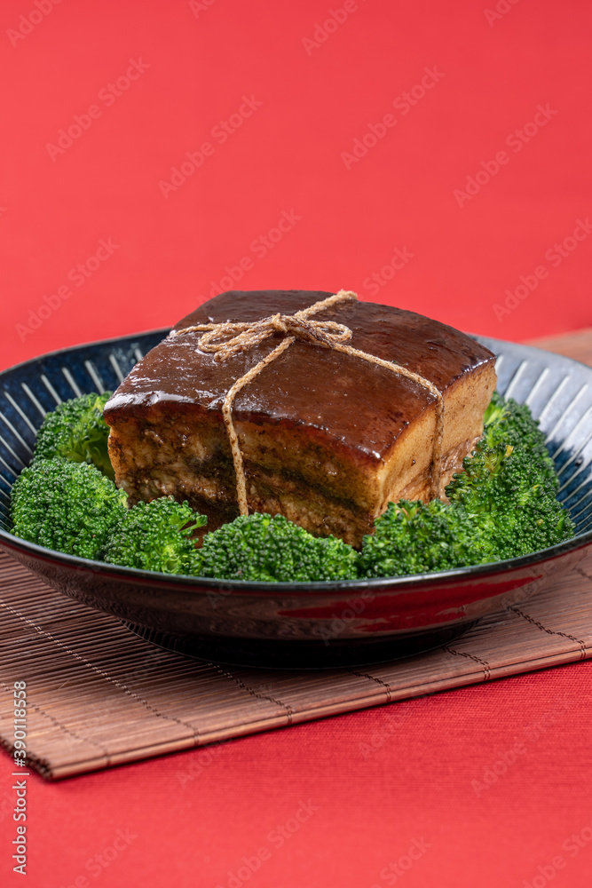 蓝色盘子里的东坡肉，红底西兰花。