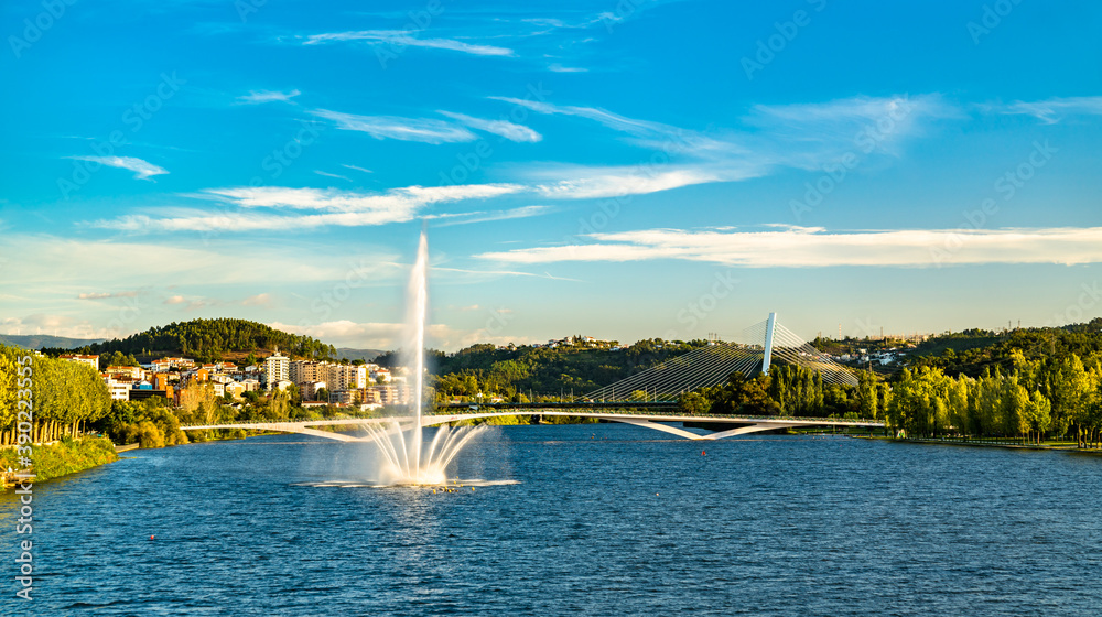 葡萄牙科英布拉蒙代戈河上的喷泉景观
