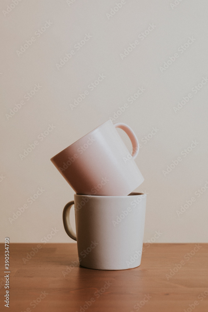木桌上的土色调陶瓷咖啡杯