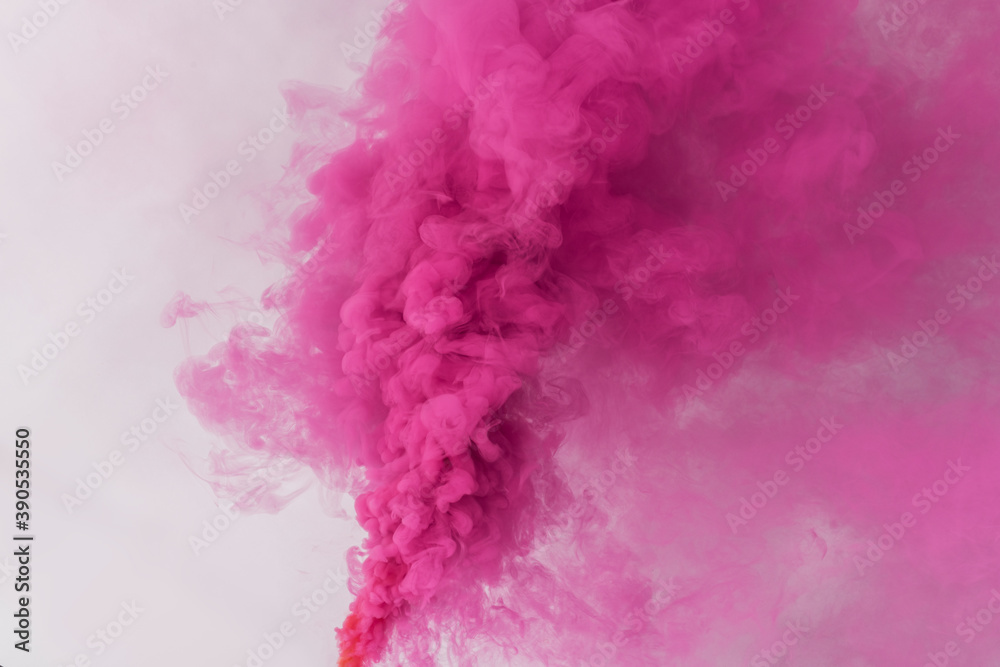 白色背景壁纸上的粉红色烟雾效果