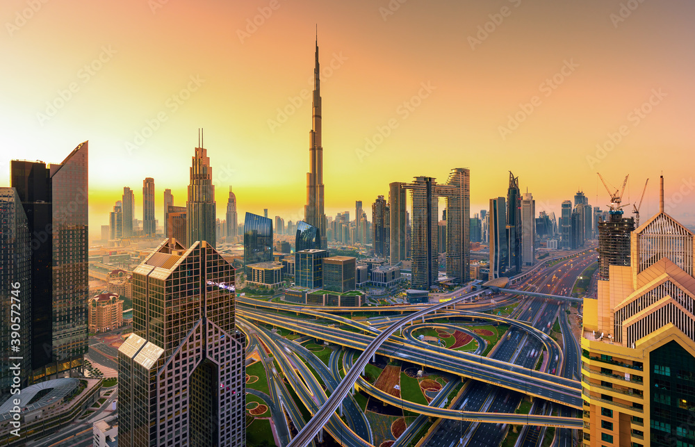 阿拉伯联合酋长国迪拜市中心天际线的壮丽全景