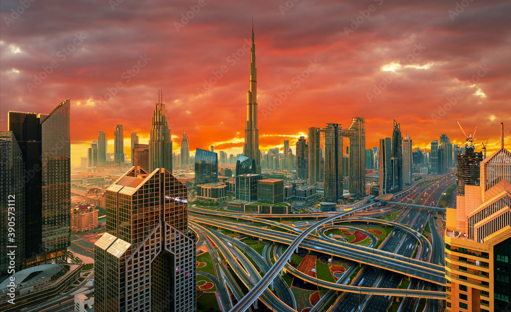 阿拉伯联合酋长国迪拜市中心天际线的壮丽全景