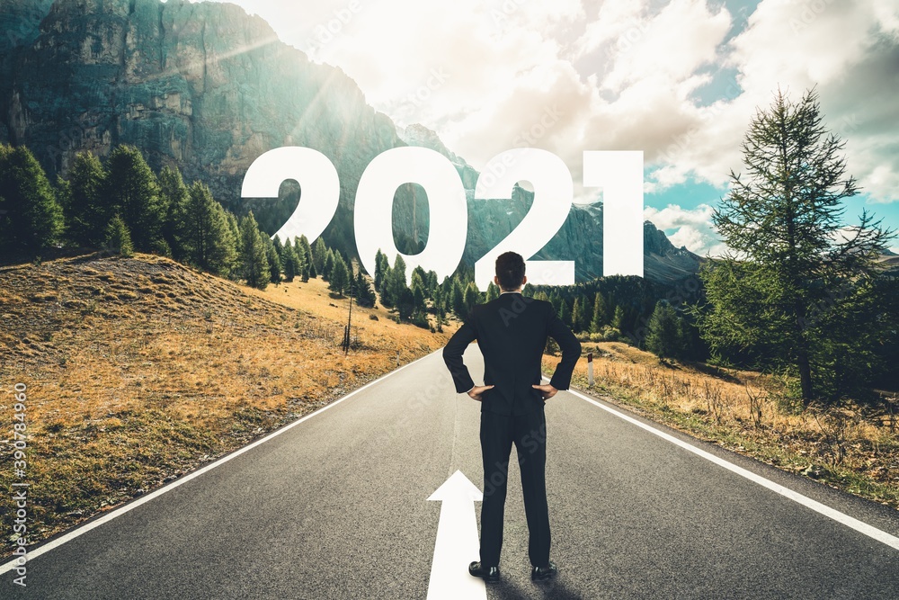 2021新年之旅与未来愿景。商人在公路上旅行引领