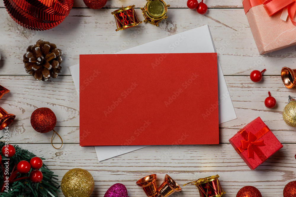 白色木质背景上的圣诞作文和一张空白的红色卡片，用于书写文本。布局C