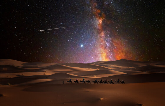 星空之夜沙漠中的骆驼商队