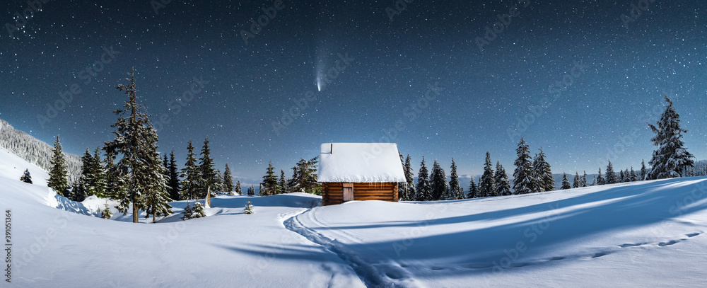 雪山木屋的奇妙冬季景观全景。银河系的星空