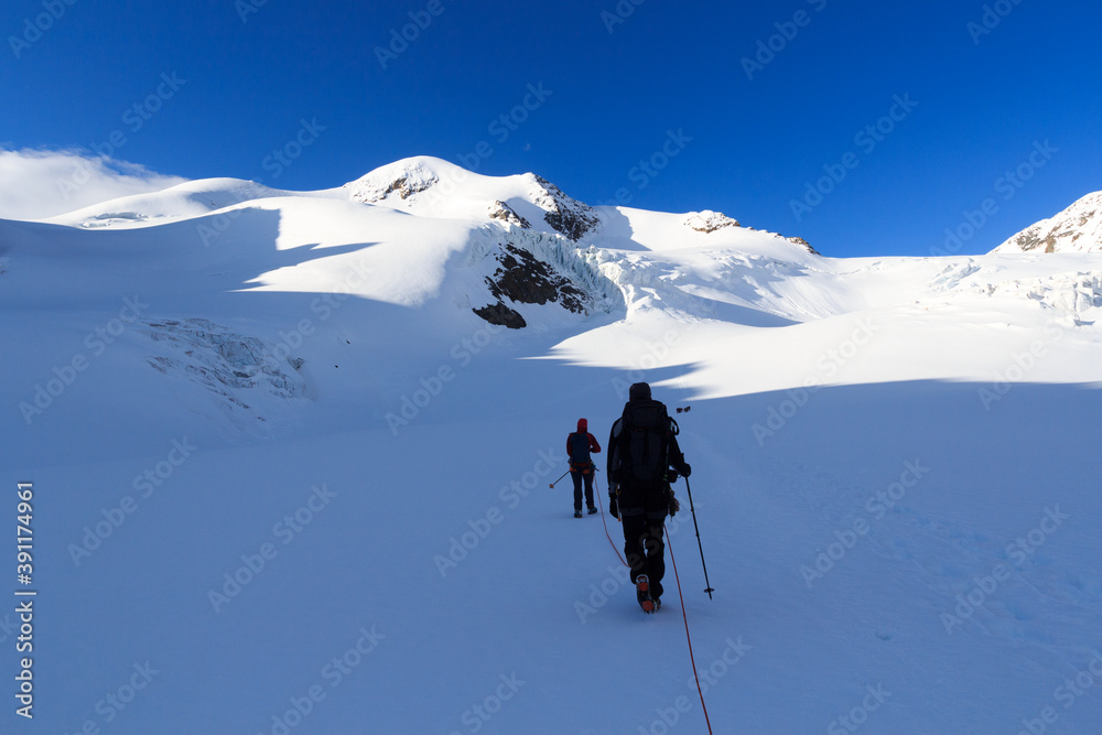 绳索队在Taschachferner冰川上用冰爪向Wildspitze和mountain sno登山