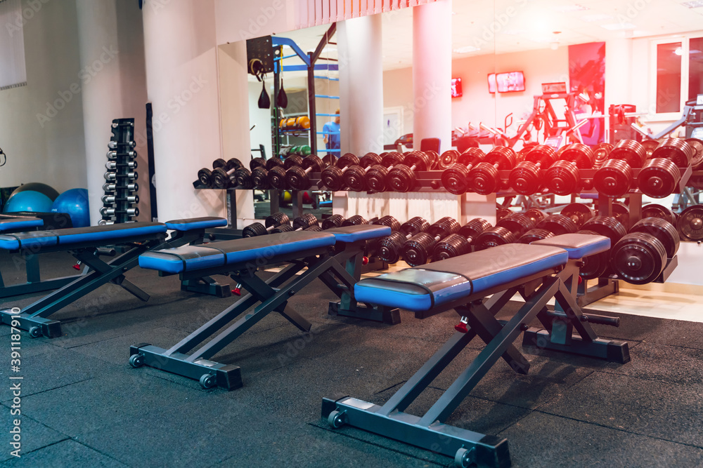 现代运动健身房。用于训练的运动设备。用于举重的长凳。运动概念。