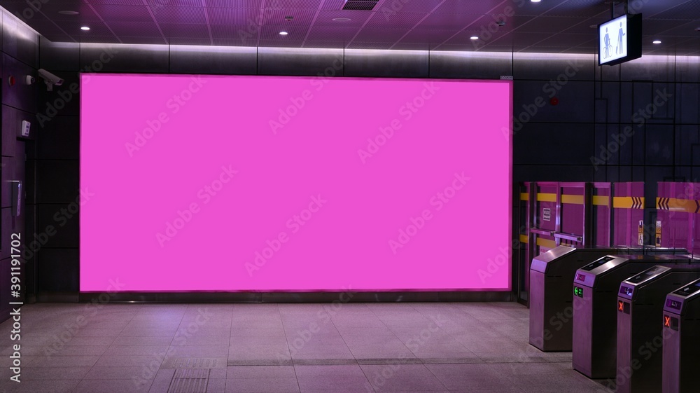 地铁中的紫色广告牌，用于广告。