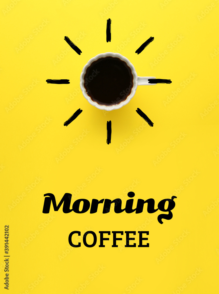 一杯热饮和彩色背景上的文字早晨咖啡