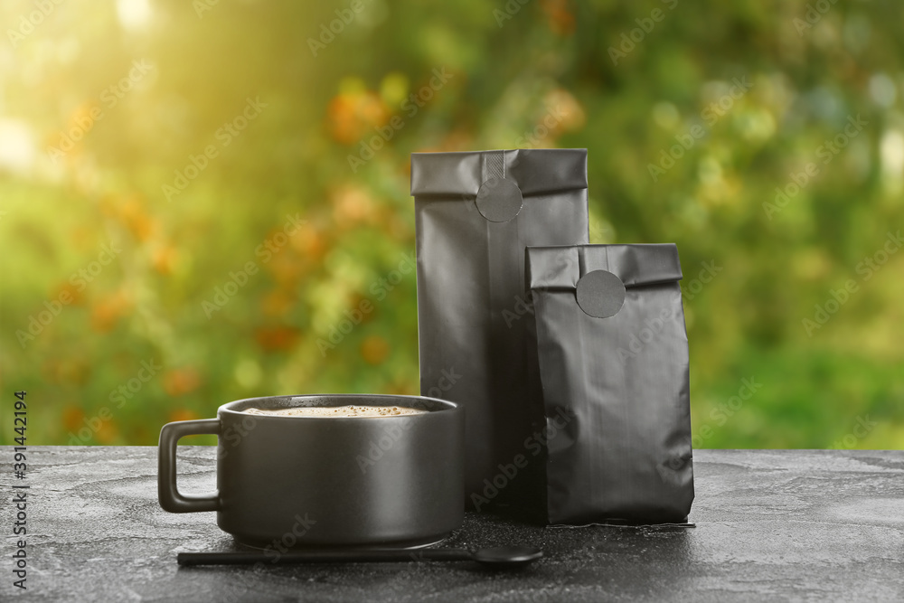 户外桌子上放咖啡和热饮的纸袋