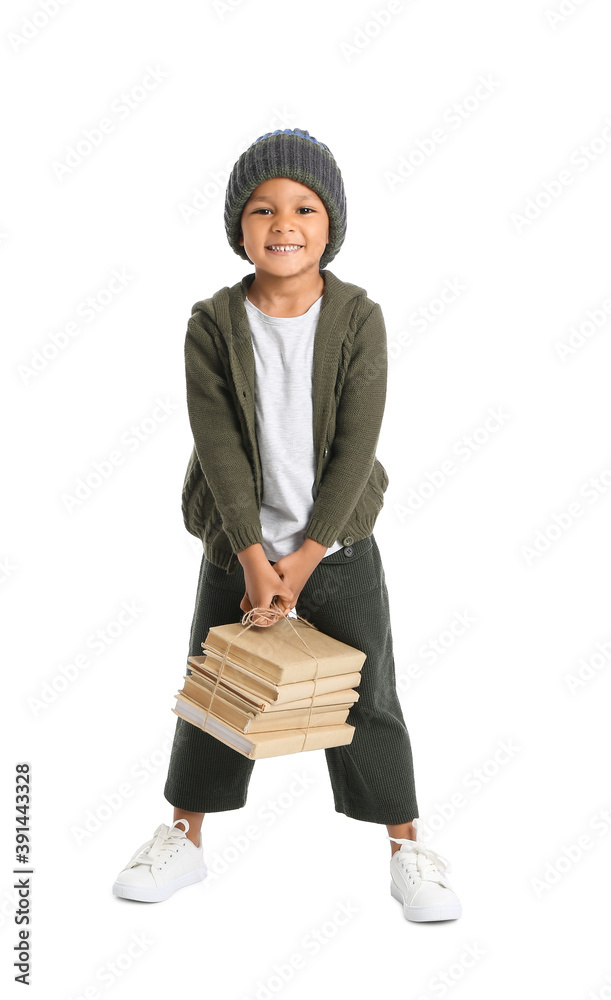 可爱的非裔美国男孩，白色背景下有一叠书
