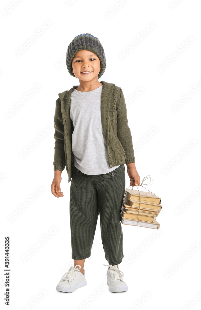 可爱的非洲裔美国男孩，白色背景上有一叠书
